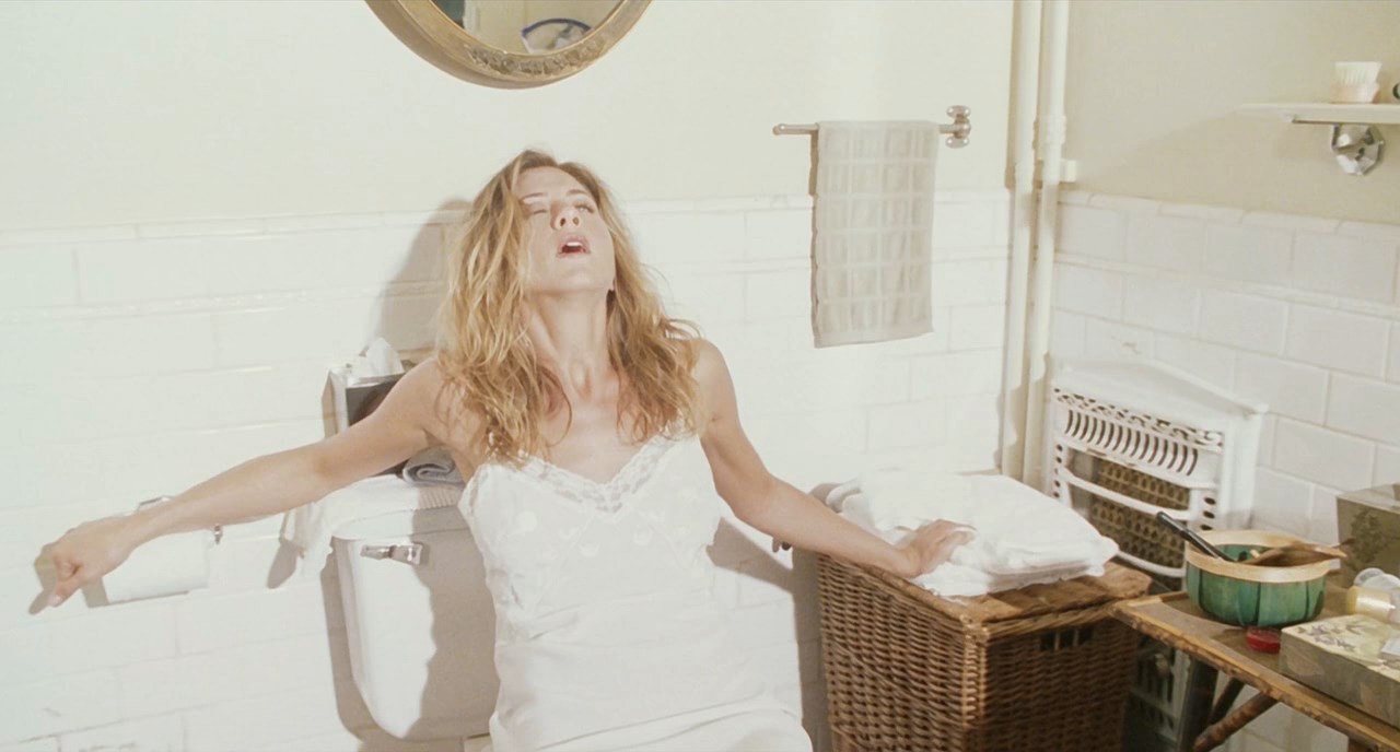 Блонда купается в ванной и хвастается упругими сиськами порно фото