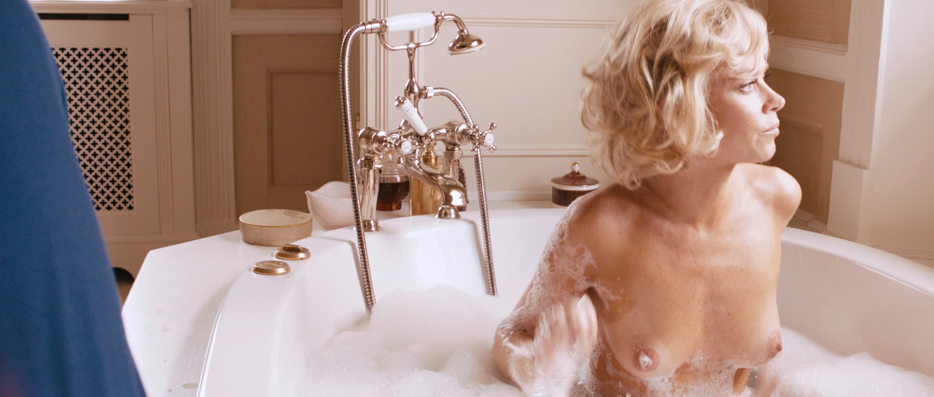 Блонда купается в ванной и хвастается упругими сиськами порно фото