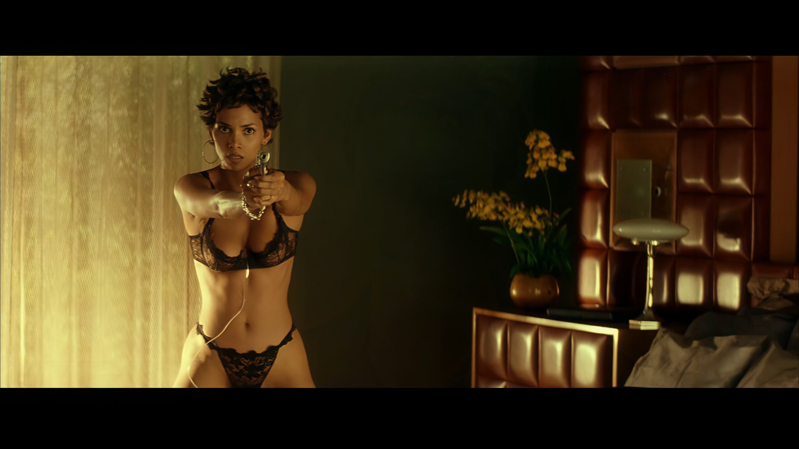 Halle Berry Shows Pussy